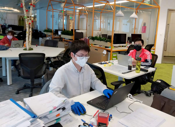   在广州国际金融中心大楼里，某跨国公司员工在工作。（资料照片）