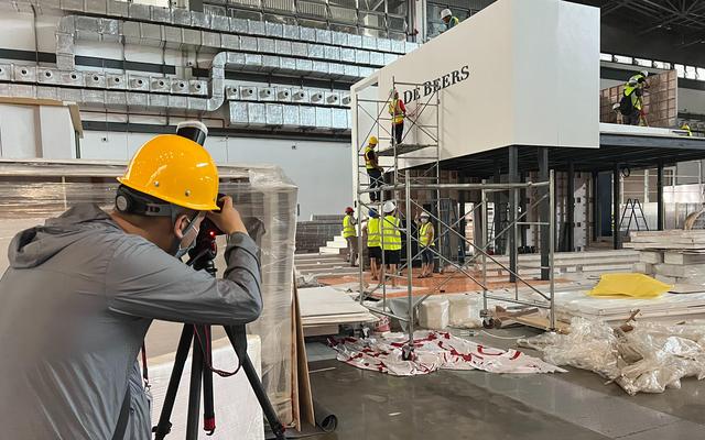 施工人员在搭建展台.受访者供图