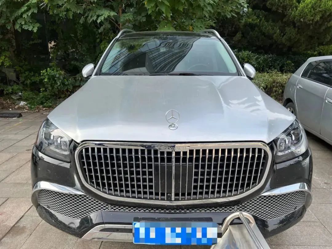 图为民警查获的用赃款购买的豪车。郭海 摄。图片来源：法制日报