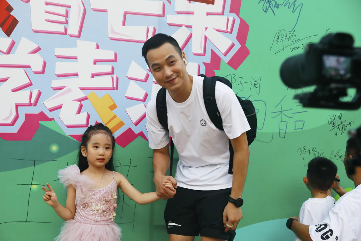 　　(参与盛典开幕式的家长孩子在留影)