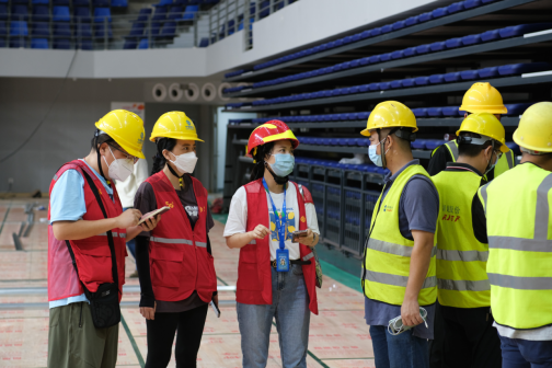 移动工作人员与施工团队沟通智能监控位置设计问题 陈思斌/摄