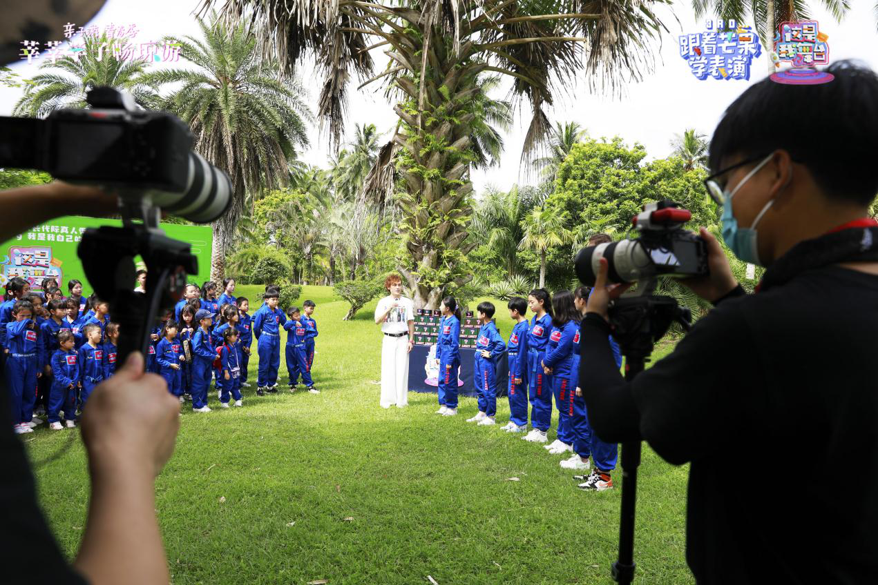 　　(位于椰子大观园的盛典衍生节目录制现场)