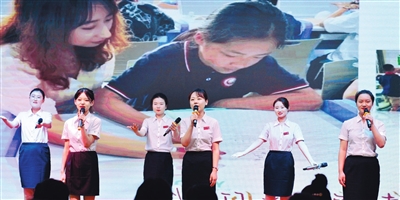 他们把所见所感搬上舞台