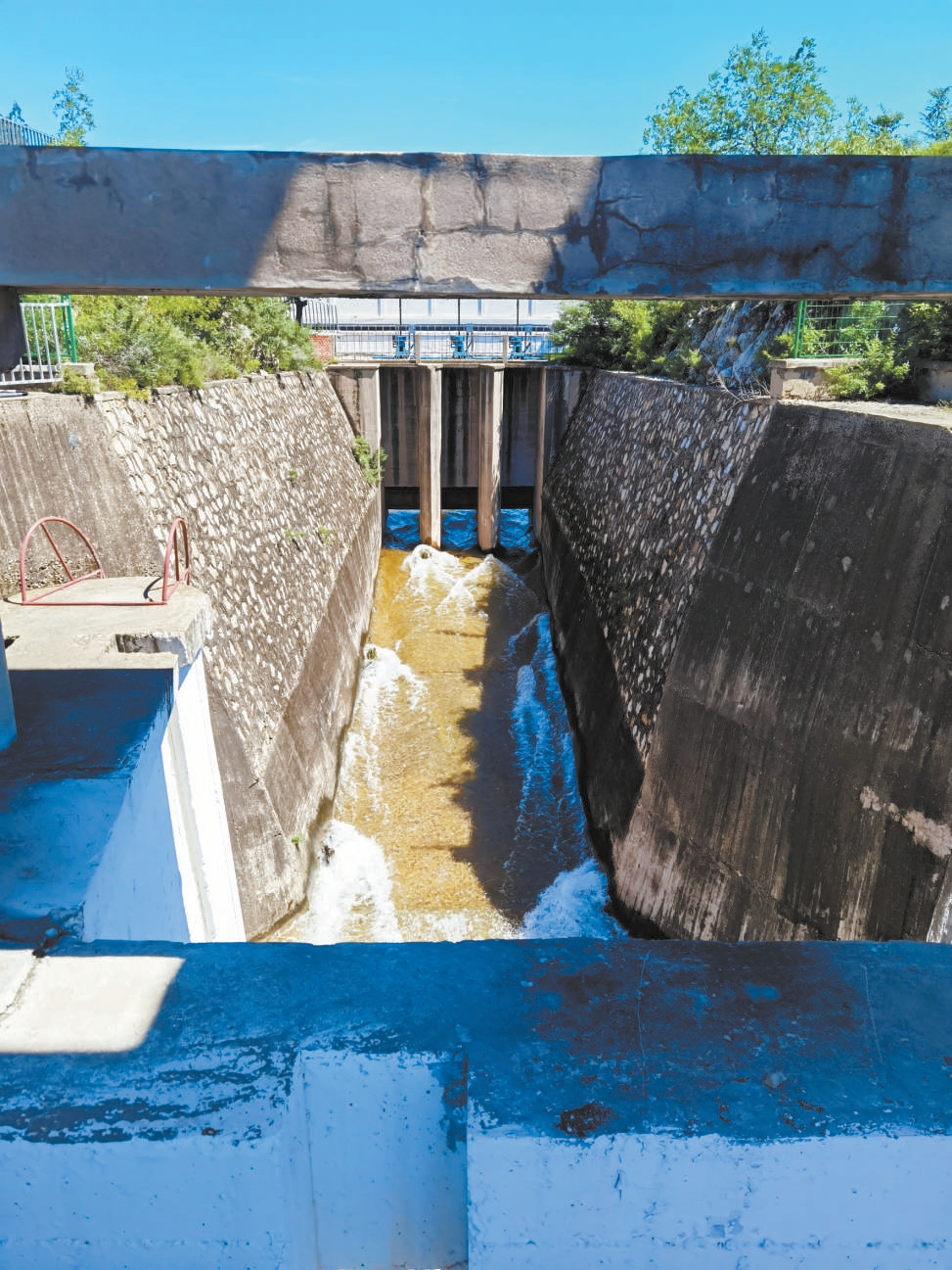 唐指山水库出水口三孔闸门开启,向下游生态补水.本报记者王天淇 摄