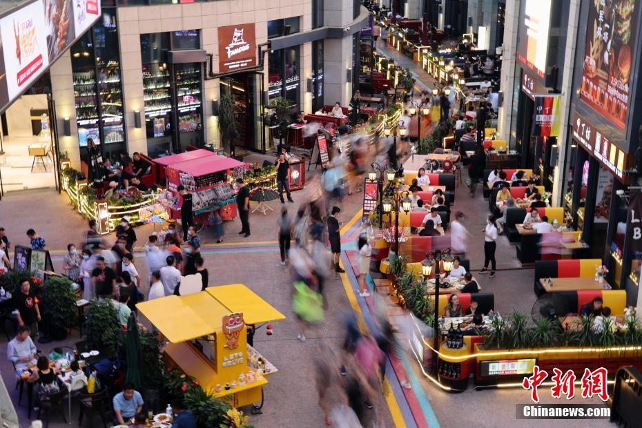 市民在北京华熙LIVE逛街购物。(资料图) 盛佳鹏 摄