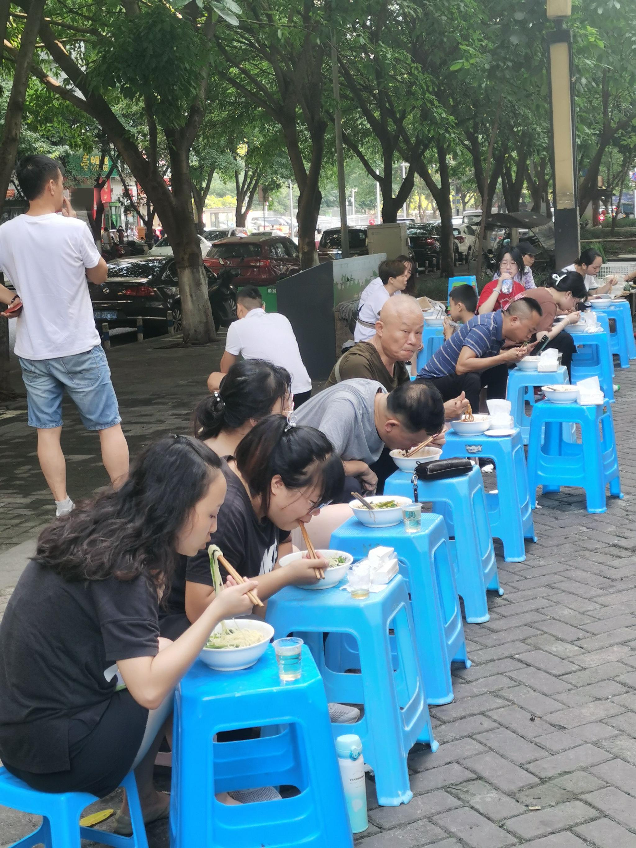 "板凳面"是重庆市区街边一道独特的风景线.刘文新/摄