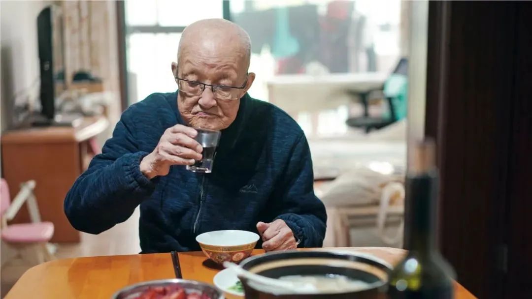 98岁扫地僧火了每天上班9小时爱喝小酒爱吃肉