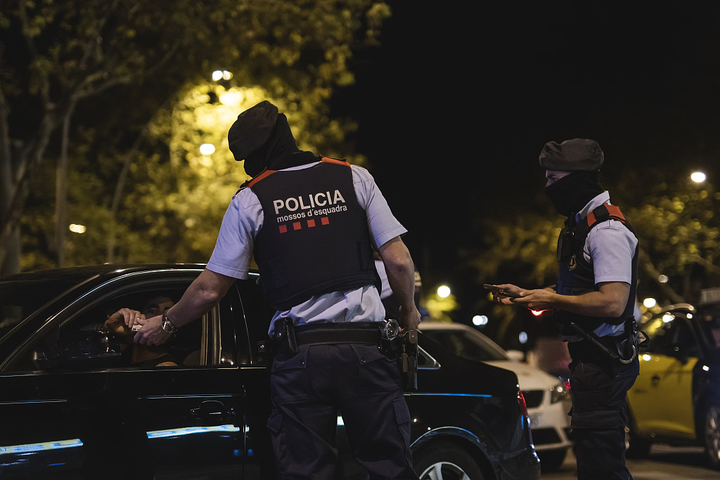 西班牙巴塞罗那警察在街上巡逻.图源:视觉中国