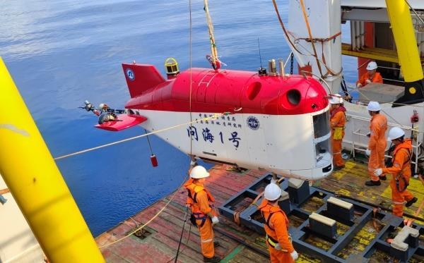 “问海1号”6000米级自主遥控水下机器人