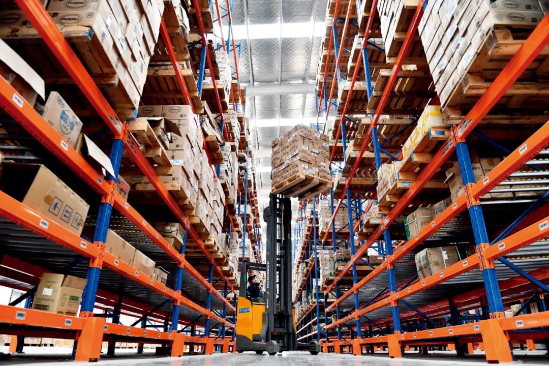 (资料图片)在山东临沂商谷一家物流园内,工作人员从云仓货架上取货物.