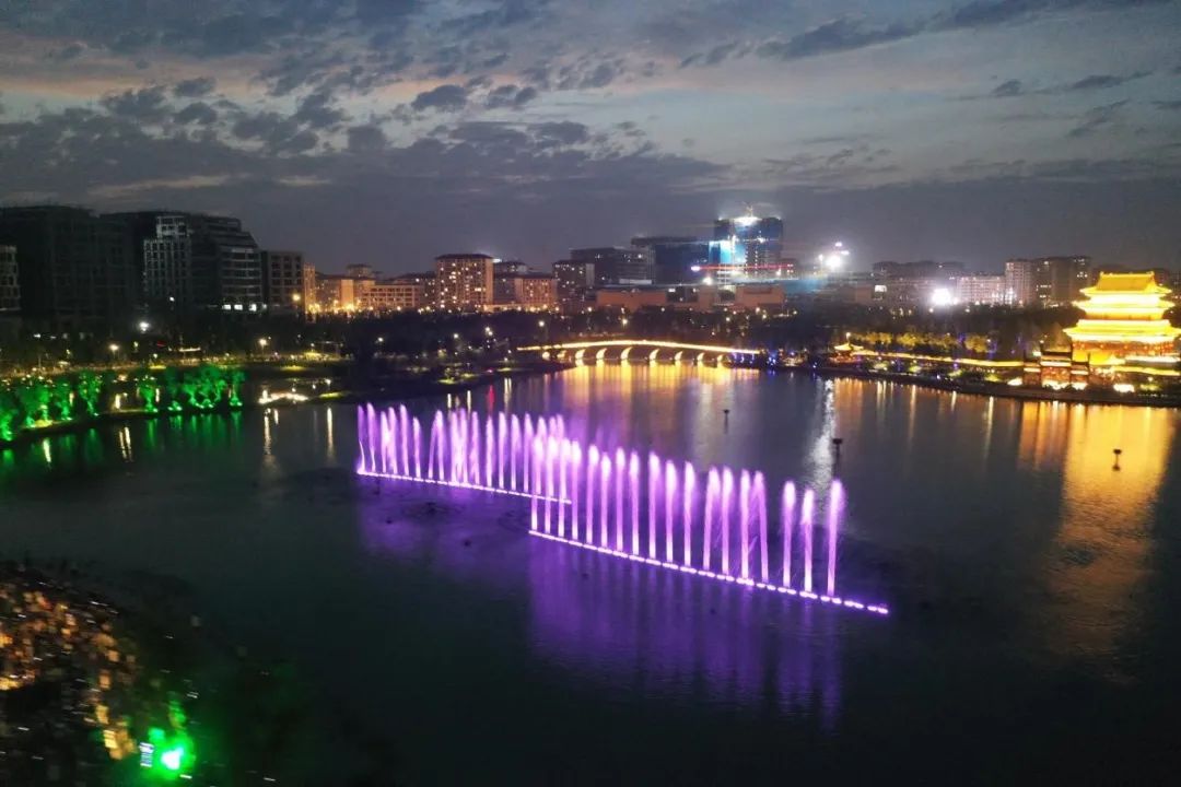 美酷炫金湖公园音乐喷泉秀扮靓雄安夜