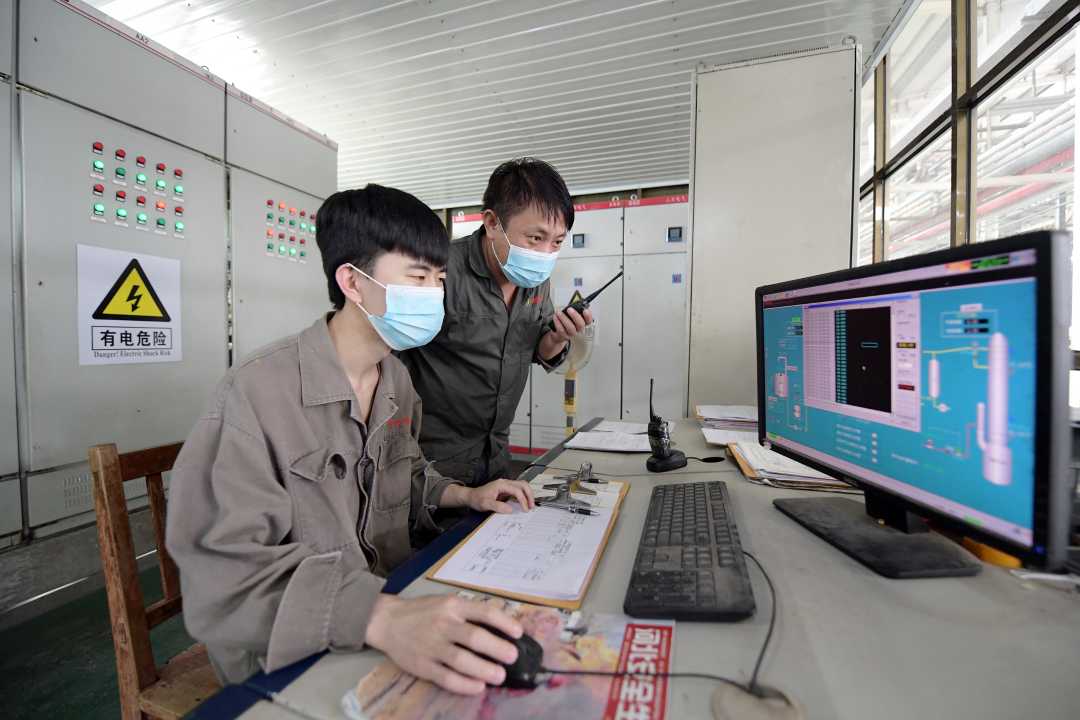 工作人员正控制生产设备生产三苄糖苷