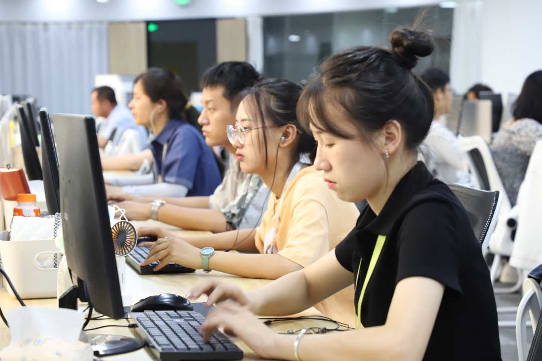 在彭阳数字产业园里随处可见年轻人的忙碌的身影.王宇 摄(中经视觉)