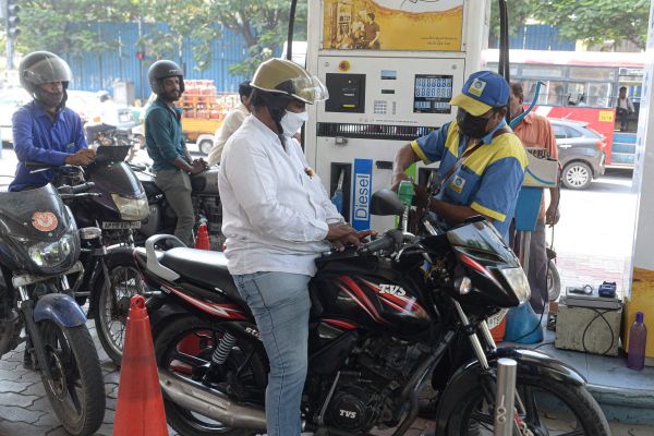 在印度中部城市塞康德拉巴德,加油站的工作人员在给摩托车加油.