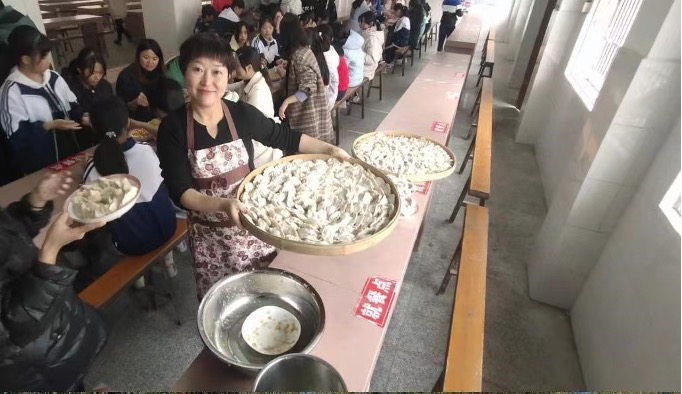 △杨汇滢在给学生们包饺子