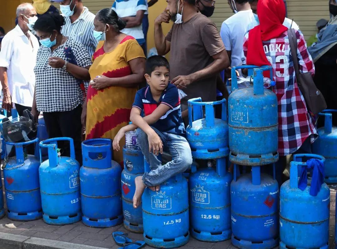 今年5月21日，斯里兰卡科伦坡面临能源供应短缺，民众在加油站排长队等待购买液化石油气（图 | 视觉中国）