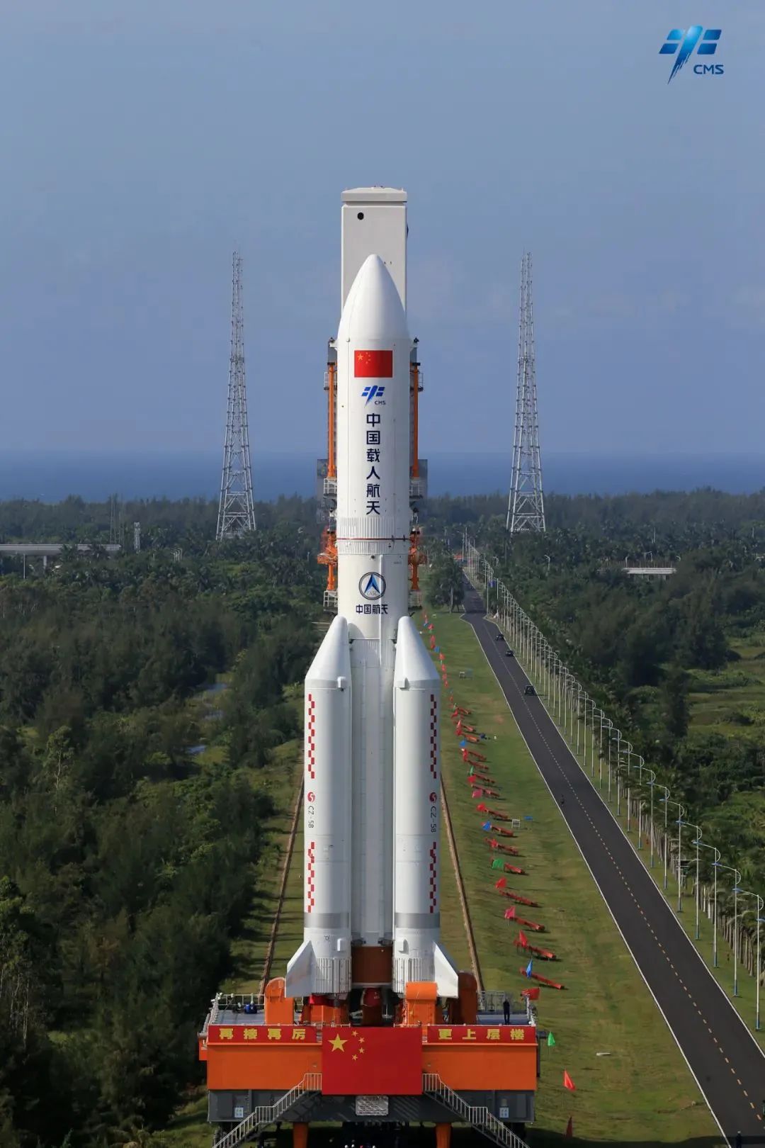 转运过程中,长征五号b遥三运载火箭顶部包裹着的就是问天实验舱.