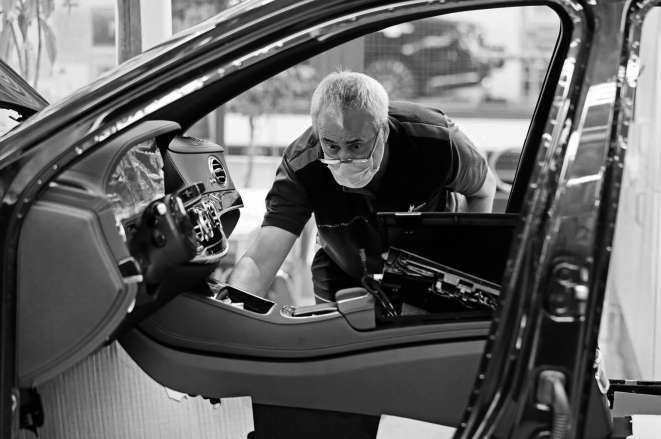 在德国辛德尔芬根的汽车工厂,工人在奔驰s级汽车组装线上工作.