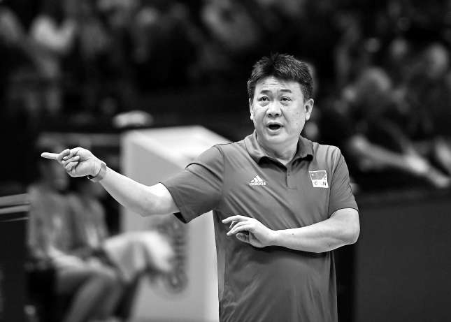中国队主教练蔡斌在世界女排联赛中指挥中意之战.新华社 供图