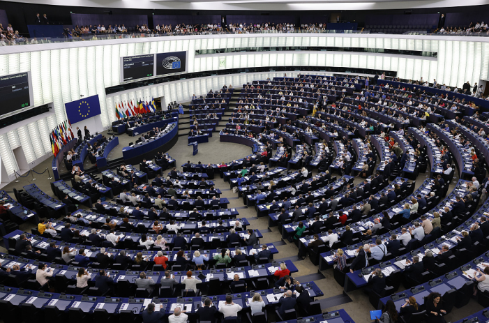 欧洲议员聚集在欧洲议会会议上进行投票。（资料图）