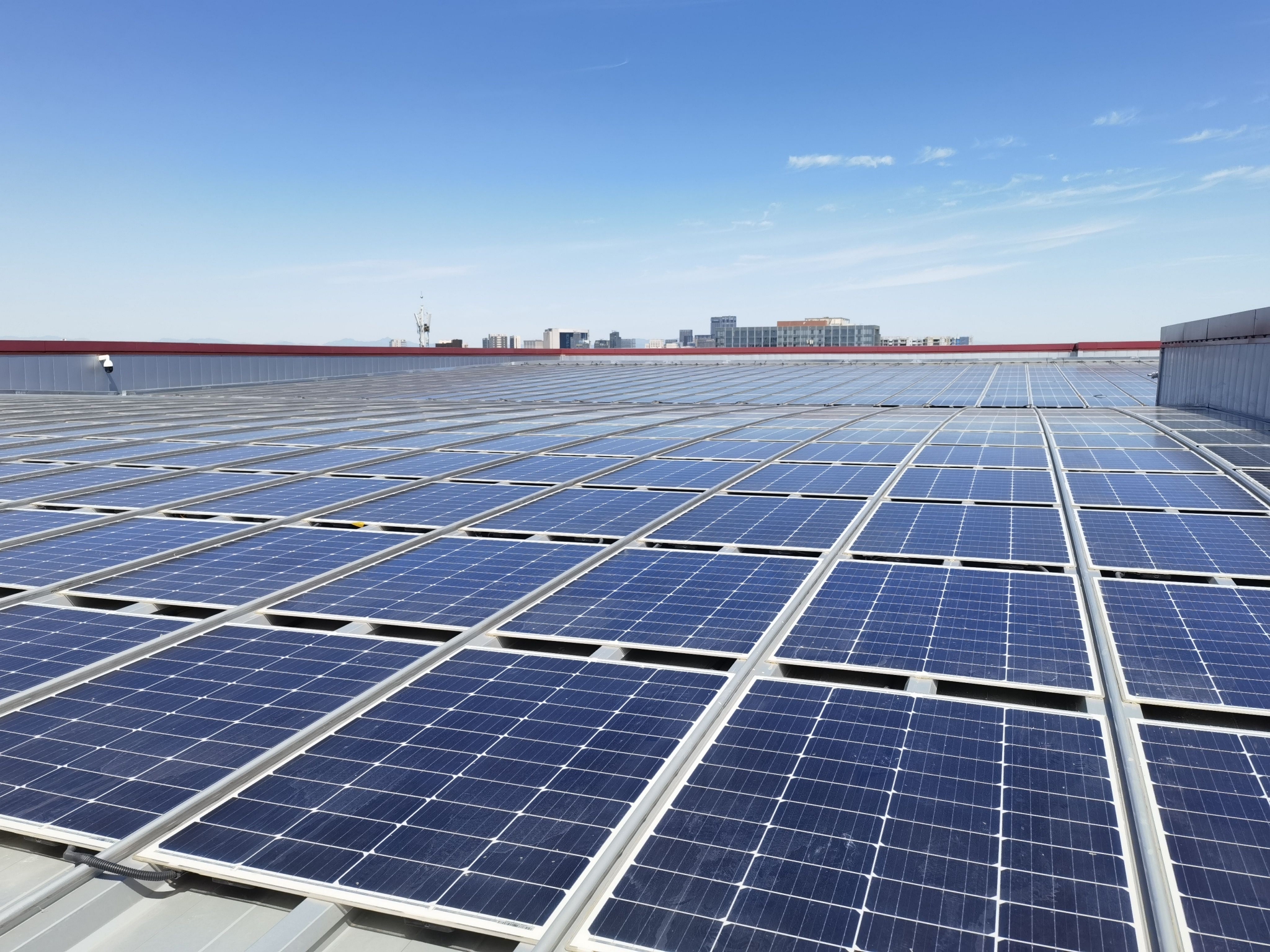 森特股份集团总部楼顶铺设的光伏太阳能发电面板.