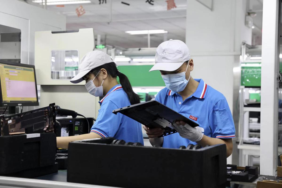 7月18日,工作人员在笔记本电脑生产组装流水线上忙碌.