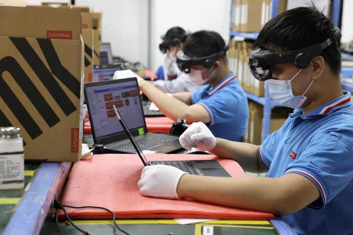 7月18日,工作人员在笔记本电脑生产组装流水线上忙碌.