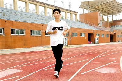 大雨中老人骑车摔倒被困 郑州高中生跳入急流去救人|救人_新浪财经