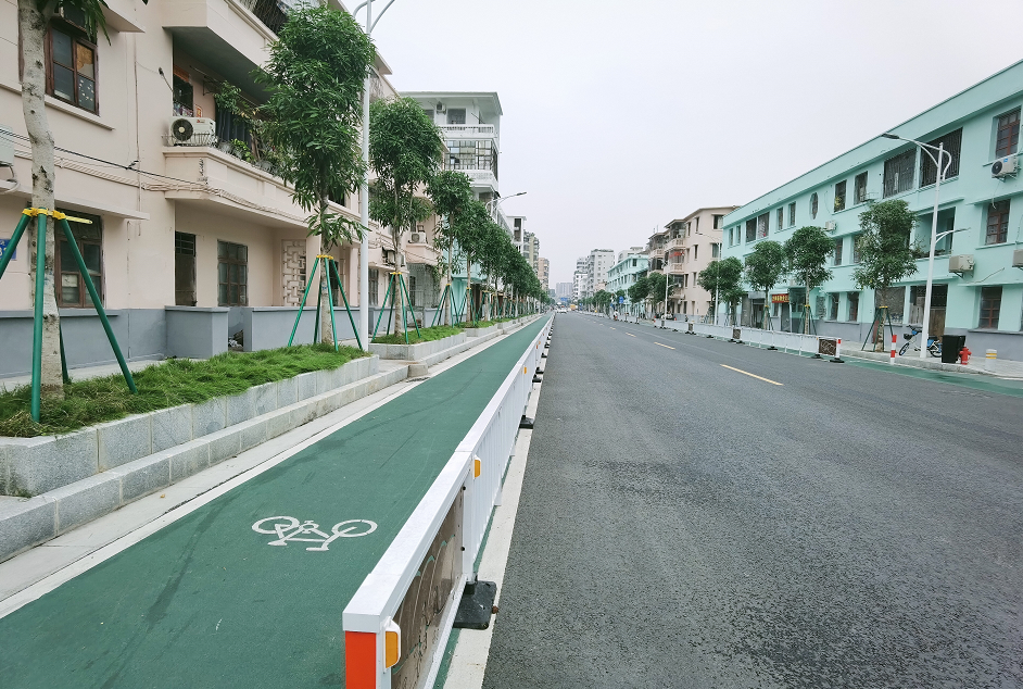 跃进路增设自行车及电动自行车专用道,实现了机非分离.