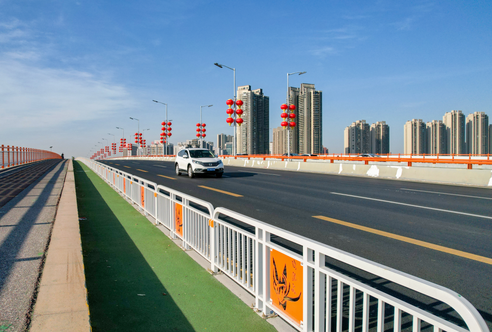 季华大桥桥面两侧增设了自行车及电动自行车专用道,这是佛山首条跨江