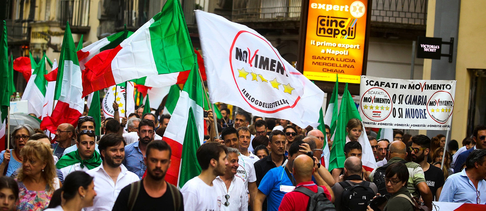 右侧标语：“O si cambia, o si muore（要么改变，要么死亡）”