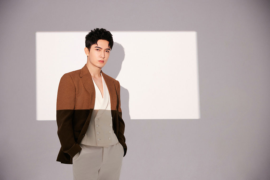 米热发布驼色西装造型生日写真儒雅帅气尽显绅士格调