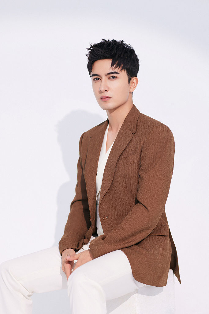 米热发布驼色西装造型生日写真儒雅帅气尽显绅士格调