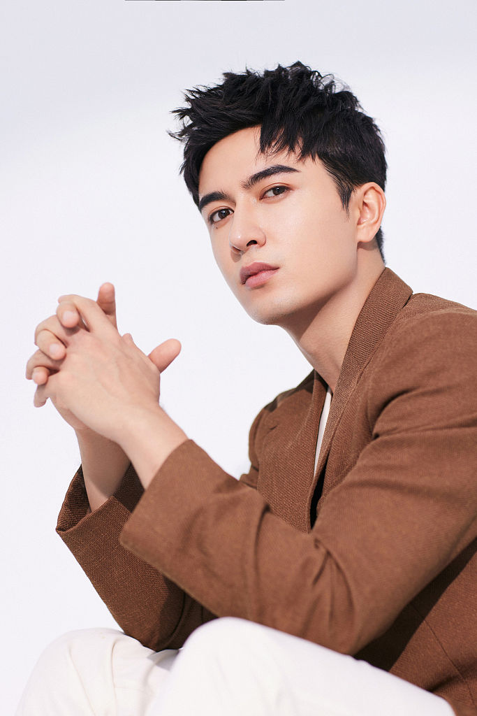 米热发布驼色西装造型生日写真儒雅帅气尽显绅士格调