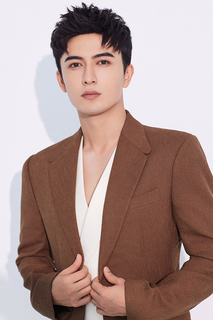 米热发布驼色西装造型生日写真儒雅帅气尽显绅士格调