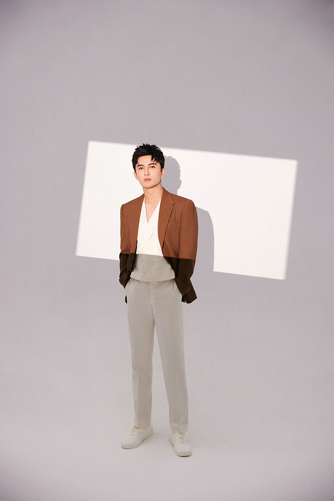 米热发布驼色西装造型生日写真儒雅帅气尽显绅士格调