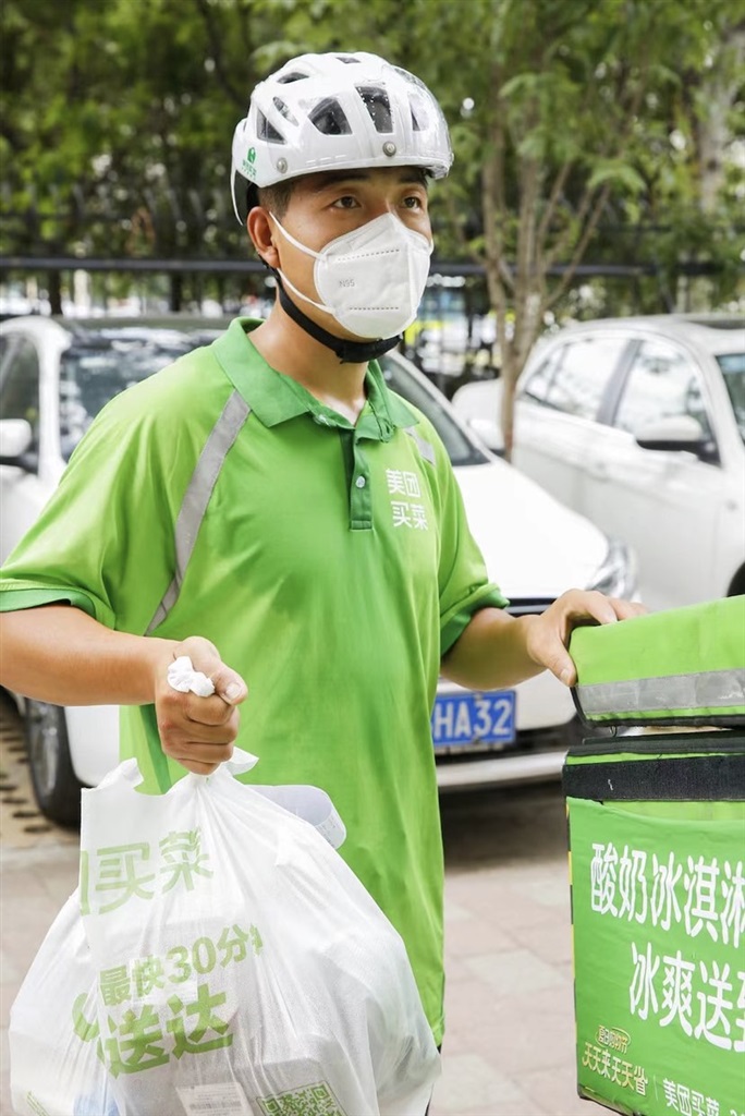 配送小哥正在配送商品(图源:李飞摄)