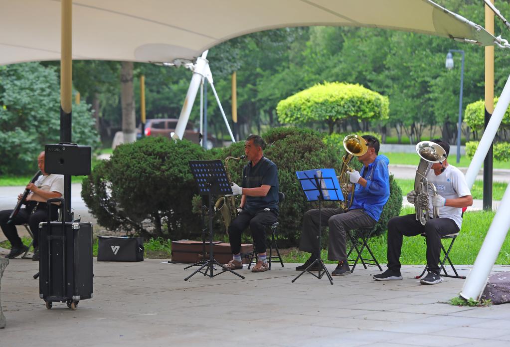 7月5日,市民在细河u谷公园内演奏乐器.新华社记者杨青摄