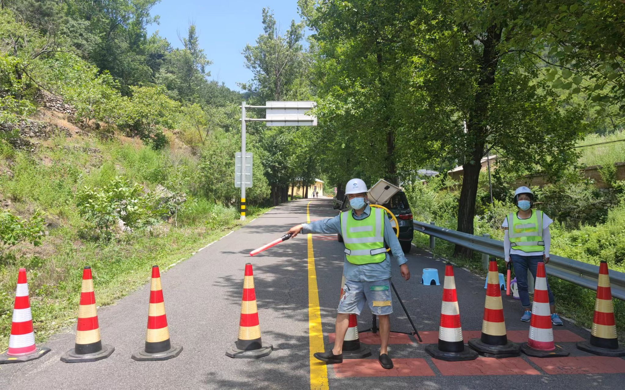 范崎路各个路口安排了专人值守,进行交通疏导.怀柔公路分局供图