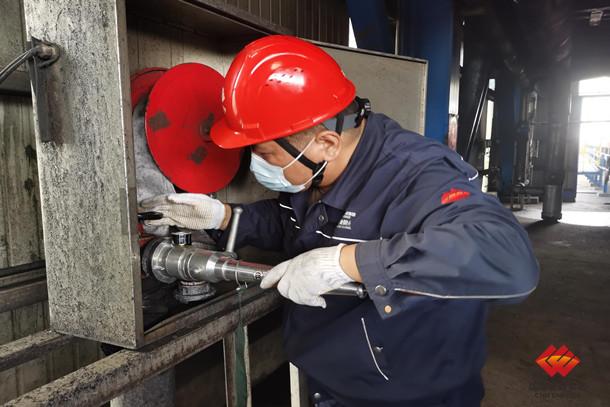 图为安全员定期检查消防水带及水阀