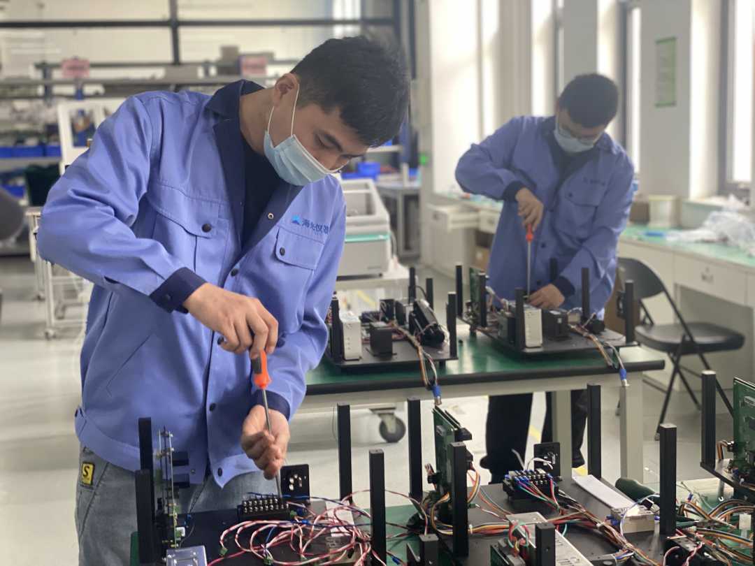 产业园北京海光仪器有限公司三河分公司内,工作人员正在进行产品组装