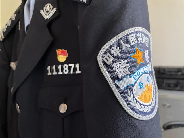 永久封存的警号"111871"背后,这对父女隔着生死"同框"|李圣_新浪财经