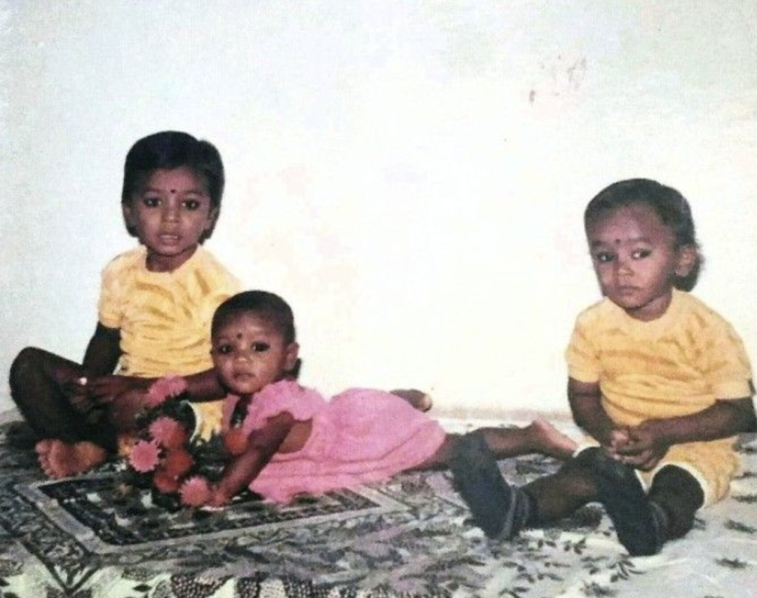 ·莫尔穆三个孩子的童年合影。