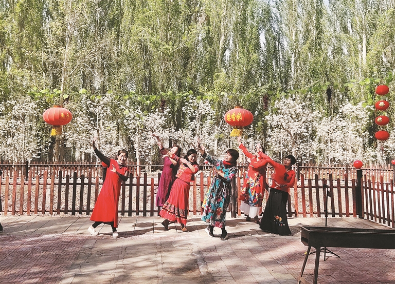 游客在“梨香风情园”农家乐小广场上跳舞（资料图片）。 陈红 摄