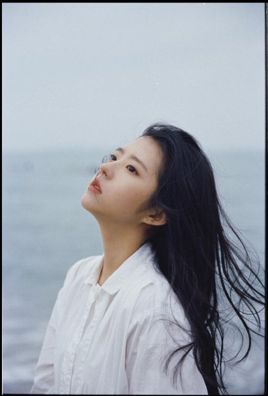 又被何蓝逗的素颜甜到了这就是传说中的氧气少女吧