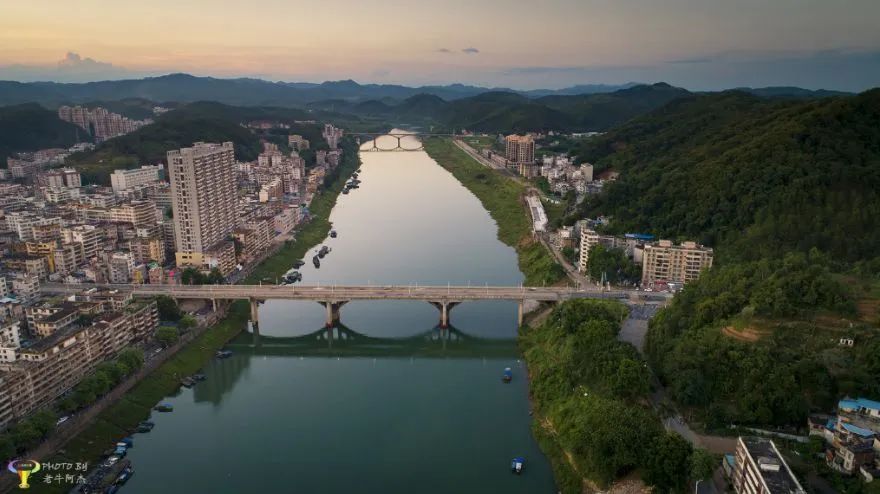 封开贺江二桥是国道321线的重要桥梁之一,见证着多年来城镇的不断