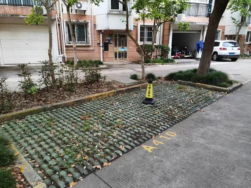 松江一小区出怪事!大量车位空着却不给停.新规旧约相矛盾,听谁的?
