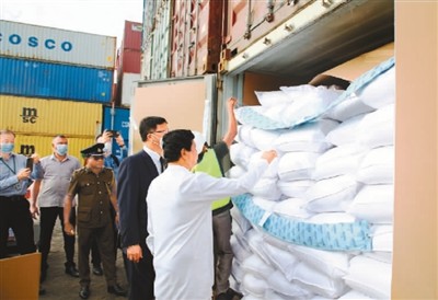 6月28日，中国紧急援助斯里兰卡的一批粮食运抵科伦坡国际集装箱码头。