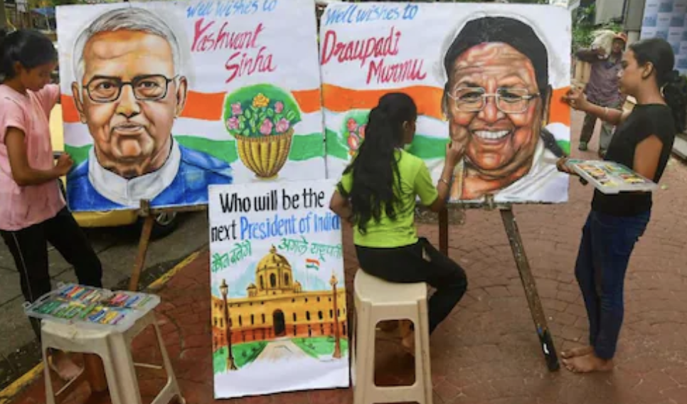 ·印度街头民众为辛哈、莫尔穆（右）作的画像。