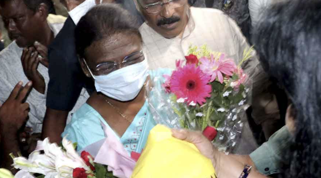 ·民众给莫尔穆送花。